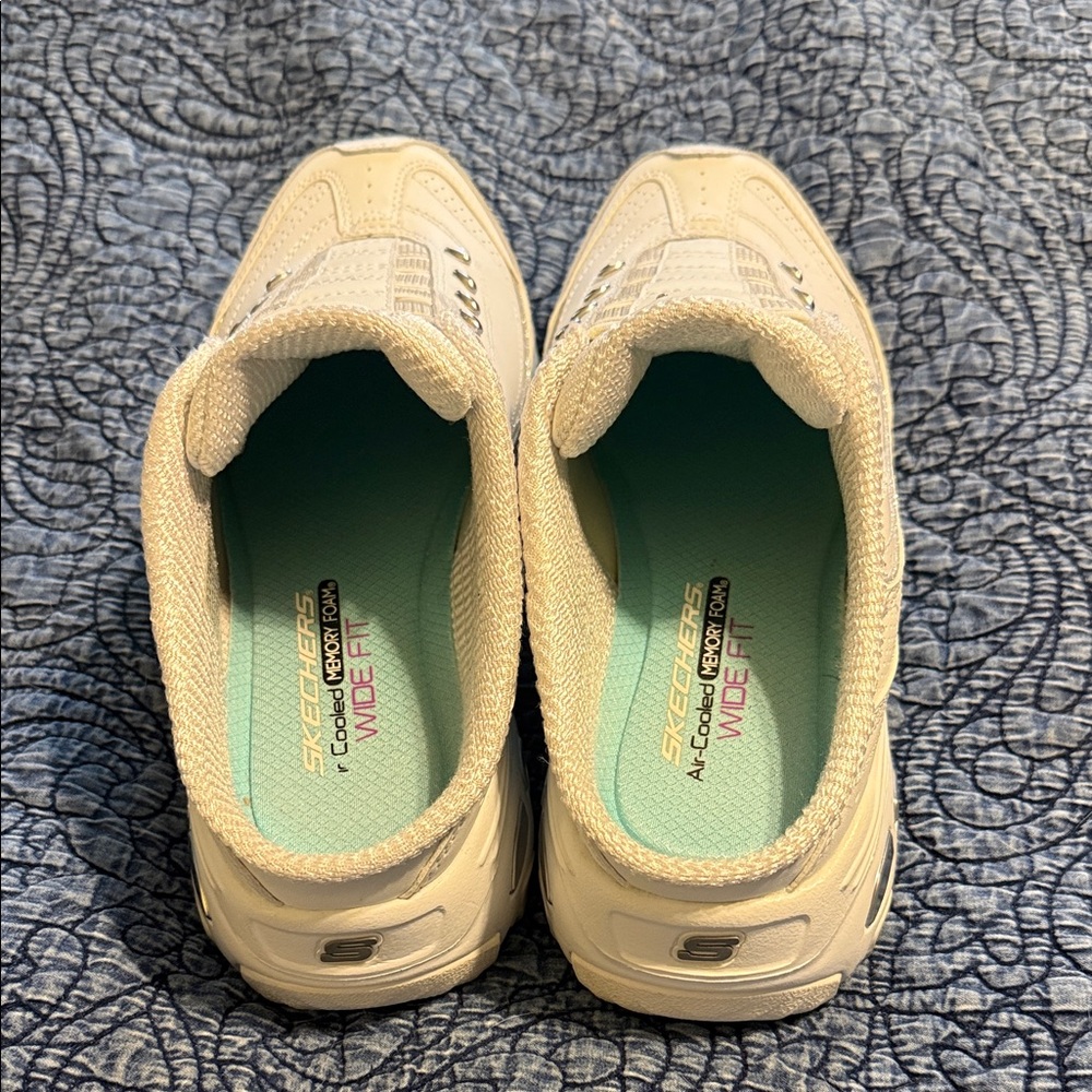 White Skechers D’Lite Slip On Sneakers Size 7.5W - Picture 7 of 8